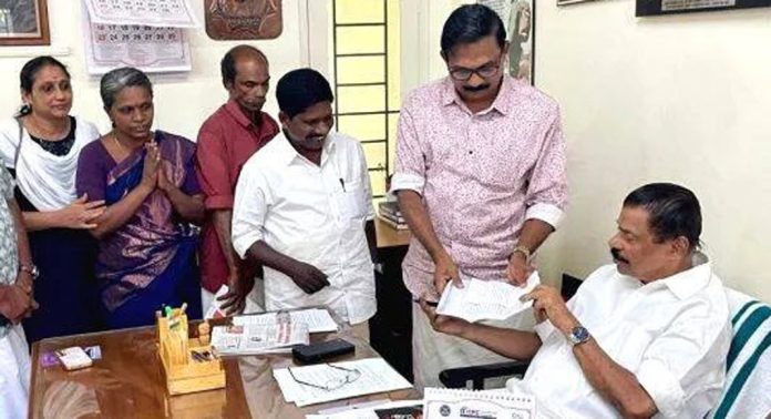 സി ഐ ടി യു പന്തളം മുനിസിപ്പൽ കമ്മിറ്റി എം.വി ഗോവിന്ദന് നിവേദനം നല്കി സി ഐ ടി യു പന്തളം മുനിസിപ്പൽ കമ്മിറ്റി എം.വി ഗോവിന്ദന് നിവേദനം നല്കി