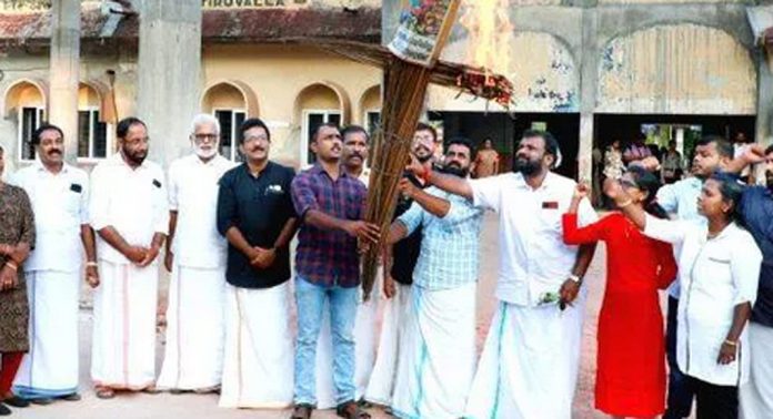 യൂത്ത് കോൺഗ്രസിന്റെ നേതൃത്വത്തിൽ തിരുവല്ല റെയിൽവേ സ്റ്റേഷനു മുന്നിൽ ധനമന്ത്രി നിർമല സീതാരാമന്റെ കോലം കത്തിച്ചു യൂത്ത് കോൺഗ്രസിന്റെ നേതൃത്വത്തിൽ തിരുവല്ല റെയിൽവേ സ്റ്റേഷനു മുന്നിൽ ധനമന്ത്രി നിർമല സീതാരാമന്റെ കോലം കത്തിച്ചു