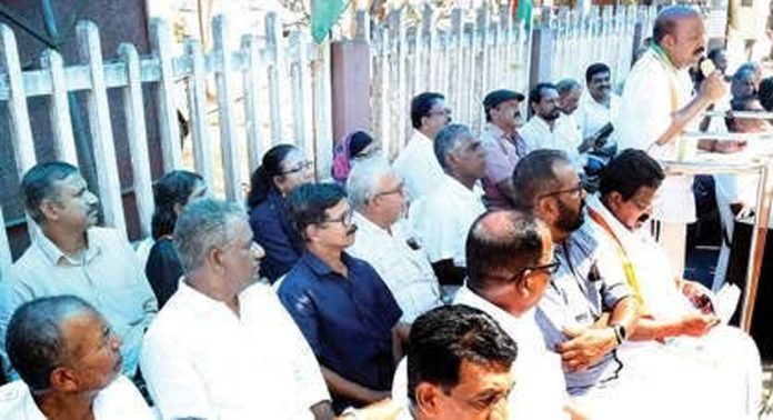 കേരള പ്രദേശ് പ്രവാസി കോൺഗ്രസ് ആലപ്പുഴ ജില്ലാ കമ്മിറ്റിയുടെ നേതൃത്വത്തിൽ കളക്ടറേറ്റിനു മുന്നിൽ അവകാശധർണ നടത്തി കേരള പ്രദേശ് പ്രവാസി കോൺഗ്രസ് ആലപ്പുഴ ജില്ലാ കമ്മിറ്റിയുടെ നേതൃത്വത്തിൽ കളക്ടറേറ്റിനു മുന്നിൽ അവകാശധർണ നടത്തി