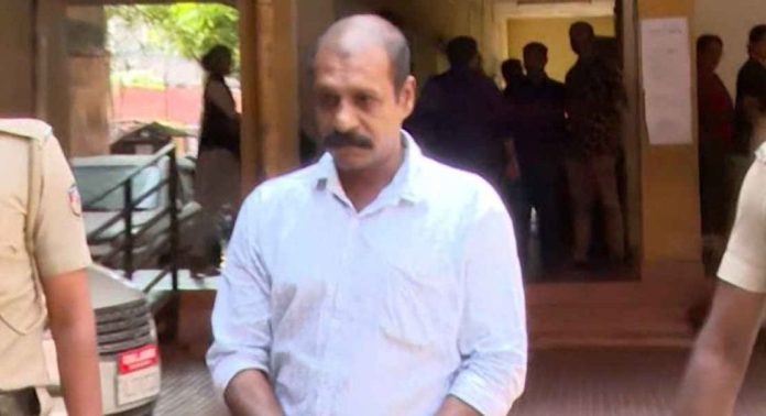 റാന്നി റീന കൊലക്കേസ് ; ഭര്ത്താവ് മനോജിന് ജീവപര്യന്തം കഠിന തടവും രണ്ട് ലക്ഷം രൂപ പിഴയും വിധിച്ച് കോടതി റാന്നി റീന കൊലക്കേസ് ; ഭര്ത്താവ് മനോജിന് ജീവപര്യന്തം കഠിന തടവും രണ്ട് ലക്ഷം രൂപ പിഴയും വിധിച്ച് കോടതി
