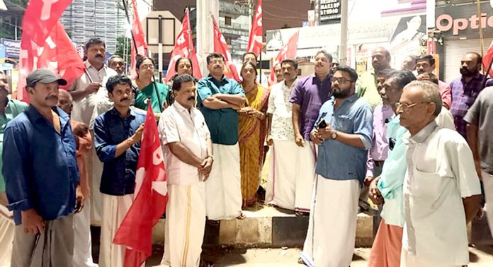 ജനവിരുദ്ധ ബഡ്ജറ്റിന് എതിരെ സി പി ഐ കോന്നി മണ്ഡലം കമ്മറ്റിയുടെ നേതൃത്വത്തിൽ പ്രധിഷേധ പ്രകടനവും യോഗവും നടത്തി ജനവിരുദ്ധ ബഡ്ജറ്റിന് എതിരെ സി പി ഐ കോന്നി മണ്ഡലം കമ്മറ്റിയുടെ നേതൃത്വത്തിൽ പ്രധിഷേധ പ്രകടനവും യോഗവും നടത്തി