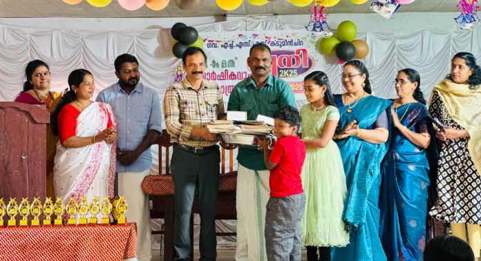 ഡിക്ഷ്ണറി താലം കടിമീൻചിറ സ്കൂളിന് സമ്മാനിച്ച് റാന്നി ബിപിസി ഷാജി എ. സലാം ഡിക്ഷ്ണറി താലം കടിമീൻചിറ സ്കൂളിന് സമ്മാനിച്ച് റാന്നി ബിപിസി ഷാജി എ. സലാം