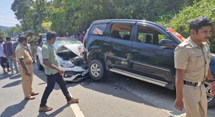 നിയന്ത്രണം നഷ്ടപ്പെട്ട കാര് മറ്റൊരു കാറില് ഇടിച്ചു ; ആറു പേര്ക്ക് പരിക്ക് നിയന്ത്രണം നഷ്ടപ്പെട്ട കാര് മറ്റൊരു കാറില് ഇടിച്ചു ; ആറു പേര്ക്ക് പരിക്ക്