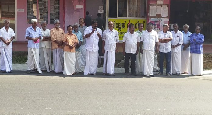 അങ്ങാടിക്കൽ വില്ലേജ് ഓഫീസിന് മുന്നിൽ ധർണാ സമരം സംഘടിപ്പിച്ചു അങ്ങാടിക്കൽ വില്ലേജ് ഓഫീസിന് മുന്നിൽ ധർണാ സമരം സംഘടിപ്പിച്ചു