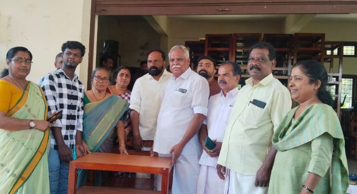 നല്ല പഠന അന്തരീക്ഷം സൃഷ്ടിക്കുക ; വെച്ചൂച്ചിറ ഗ്രാമ പഞ്ചായത്ത് പട്ടിക ജാതി പട്ടിക വർഗ്ഗ കുട്ടികൾക്ക് പഠന മേശയും കസേരയും നൽകി നല്ല പഠന അന്തരീക്ഷം സൃഷ്ടിക്കുക ; വെച്ചൂച്ചിറ ഗ്രാമ പഞ്ചായത്ത് പട്ടിക ജാതി പട്ടിക വർഗ്ഗ കുട്ടികൾക്ക് പഠന മേശയും കസേരയും നൽകി