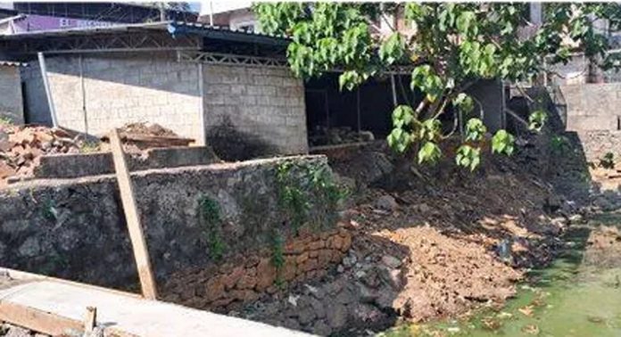 ഏഴംകുളത്തെ പൊതുകുളത്തിലേക്ക് കക്കൂസ് മാലിന്യം ഒഴുക്കുന്നതായി പരാതി ഏഴംകുളത്തെ പൊതുകുളത്തിലേക്ക് കക്കൂസ് മാലിന്യം ഒഴുക്കുന്നതായി പരാതി