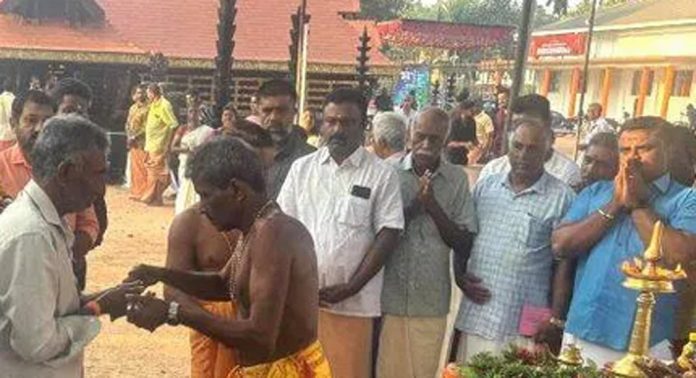 ഏഴംകുളം ദേവീക്ഷേത്രത്തിലെ തൂക്കക്കാർ വാളമ്പും വില്ലും ഏറ്റുവാങ്ങി ഏഴംകുളം ദേവീക്ഷേത്രത്തിലെ തൂക്കക്കാർ വാളമ്പും വില്ലും ഏറ്റുവാങ്ങി