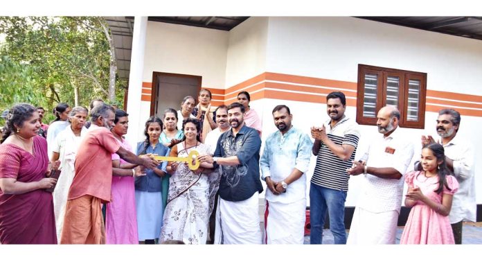 ഡോ. എം. എസ്. സുനിലിന്റെ 343- മത് സ്നേഹഭവനം കുടിലിൽ കഴിഞ്ഞിരുന്ന സാലി ജോസഫിനും കുടുംബത്തിനും ഡോ. എം. എസ്. സുനിലിന്റെ 343- മത് സ്നേഹഭവനം കുടിലിൽ കഴിഞ്ഞിരുന്ന സാലി ജോസഫിനും കുടുംബത്തിനും