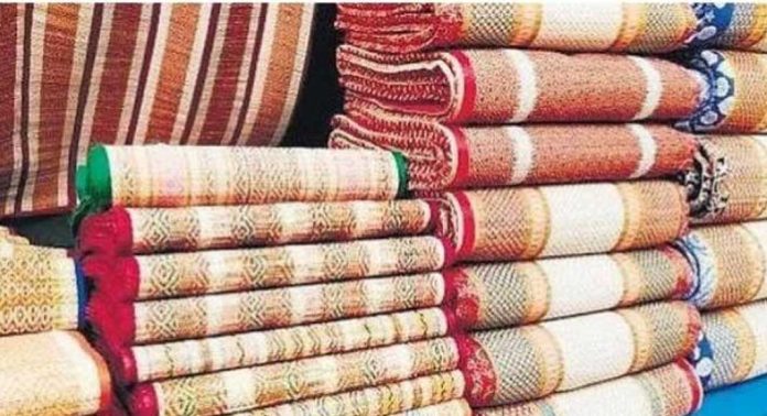 ഖാദി തുണിത്തരങ്ങള്ക്ക് സ്പെഷ്യല് റിബേറ്റ് ഖാദി തുണിത്തരങ്ങള്ക്ക് സ്പെഷ്യല് റിബേറ്റ്