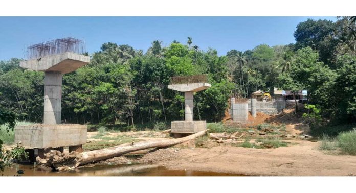 അരുവാപ്പുലം – ഐരവണ് പാലത്തിന്റെ നിർമ്മാണം പുരോഗമിക്കുന്നു അരുവാപ്പുലം – ഐരവണ് പാലത്തിന്റെ നിർമ്മാണം പുരോഗമിക്കുന്നു