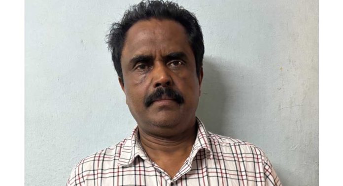 വാടകക്ക് വീട് നൽകാമെന്ന് പറഞ്ഞു വലയിലാക്കി പീഡനം : വിദേശത്തേക്ക് രക്ഷപെടാൻ ശ്രമിച്ച പ്രതിയെ കുടുക്കി കോന്നി പോലീസ് വാടകക്ക് വീട് നൽകാമെന്ന് പറഞ്ഞു വലയിലാക്കി പീഡനം : വിദേശത്തേക്ക് രക്ഷപെടാൻ ശ്രമിച്ച പ്രതിയെ കുടുക്കി കോന്നി പോലീസ്