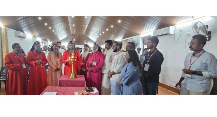 യുവതലമുറ ക്രിസ്തുവിൽ വേരൂന്നി വളരണം : സിറിൽ മാർ ബസേലിയോസ് മെത്രപോലീത്ത യുവതലമുറ ക്രിസ്തുവിൽ വേരൂന്നി വളരണം : സിറിൽ മാർ ബസേലിയോസ് മെത്രപോലീത്ത