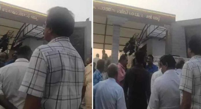 നഗരസഭ ടൗൺ സ്ക്വയർ ഉദ്ഘാടന സമ്മേളനത്തിൽ അവതാരകന് മർദ്ധനം : പ്രതിഷേധം നഗരസഭ ടൗൺ സ്ക്വയർ ഉദ്ഘാടന സമ്മേളനത്തിൽ അവതാരകന് മർദ്ധനം : പ്രതിഷേധം