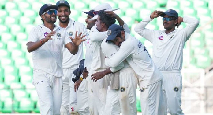 രഞ്ജി ട്രോഫി ഫൈനല് : തുടക്കത്തിലെ തകർച്ചയിൽ നിന്ന് കരകയറി വിദർഭ രഞ്ജി ട്രോഫി ഫൈനല് : തുടക്കത്തിലെ തകർച്ചയിൽ നിന്ന് കരകയറി വിദർഭ