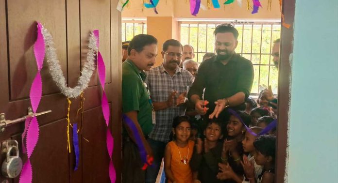 കുട്ടികള്ക്കായി വായനയുടെ ലോകം തുറന്ന് ജില്ലാ കളക്ടര് കുട്ടികള്ക്കായി വായനയുടെ ലോകം തുറന്ന് ജില്ലാ കളക്ടര്
