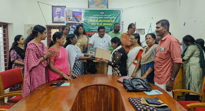 പെരിങ്ങര ഗ്രാമപഞ്ചായത്തിലെ പട്ടികജാതി വിദ്യാര്ഥികള്ക്കായുള്ള ലാപ്ടോപ്പ് വിതരണം ചെയ്തു പെരിങ്ങര ഗ്രാമപഞ്ചായത്തിലെ പട്ടികജാതി വിദ്യാര്ഥികള്ക്കായുള്ള ലാപ്ടോപ്പ് വിതരണം ചെയ്തു