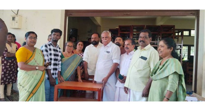 വെച്ചൂച്ചിറ ഗ്രാമപഞ്ചായത്ത് പട്ടികജാതി-പട്ടികവര്ഗ കുട്ടികള്ക്ക് വീടുകളില് പഠിക്കുന്നതിനായി പഠനമേശയും കസേരയും നല്കി വെച്ചൂച്ചിറ ഗ്രാമപഞ്ചായത്ത് പട്ടികജാതി-പട്ടികവര്ഗ കുട്ടികള്ക്ക് വീടുകളില് പഠിക്കുന്നതിനായി പഠനമേശയും കസേരയും നല്കി