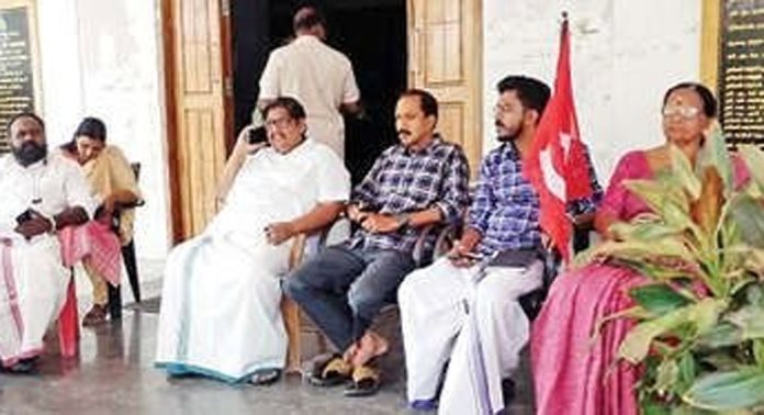 ഹരിപ്പാട് നഗരസഭയില് എൽ.ഡി.എഫ്. കൗൺസിലർമാർ കുത്തിയിരിപ്പ് സമരംനടത്തി ഹരിപ്പാട് നഗരസഭയില് എൽ.ഡി.എഫ്. കൗൺസിലർമാർ കുത്തിയിരിപ്പ് സമരംനടത്തി