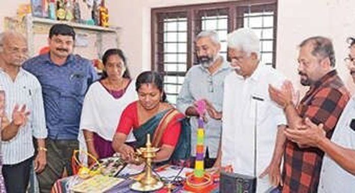 അങ്കണവാടിക്കുട്ടികൾക്ക് കളിപ്പാട്ടങ്ങളും റേഡിയോയും സമ്മാനിച്ചു അങ്കണവാടിക്കുട്ടികൾക്ക് കളിപ്പാട്ടങ്ങളും റേഡിയോയും സമ്മാനിച്ചു