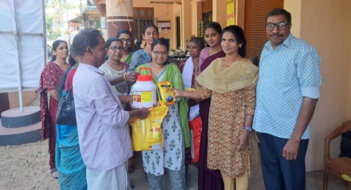 ഏഴംകുളം ഗ്രാമപഞ്ചായത്ത് 2024 – 25 ജനകീയാസൂത്രണ പദ്ധതിയില് ഉള്പ്പെടുത്തി ക്ഷീരകര്ഷകര്ക്ക് ധാതുലവണ മിശ്രിതം വിതരണം ചെയ്തു ഏഴംകുളം ഗ്രാമപഞ്ചായത്ത് 2024 – 25 ജനകീയാസൂത്രണ പദ്ധതിയില് ഉള്പ്പെടുത്തി ക്ഷീരകര്ഷകര്ക്ക് ധാതുലവണ മിശ്രിതം വിതരണം ചെയ്തു
