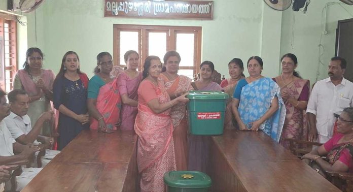 മല്ലപ്പുഴശ്ശേരി ഗ്രാമപഞ്ചായത്തില് ഗാര്ഹിക ബയോകമ്പോസ്റ്റ് ബിന് വിതരണം ചെയ്തു മല്ലപ്പുഴശ്ശേരി ഗ്രാമപഞ്ചായത്തില് ഗാര്ഹിക ബയോകമ്പോസ്റ്റ് ബിന് വിതരണം ചെയ്തു