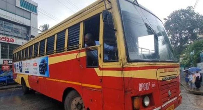 എടപ്പാളിൽ സ്കൂട്ടർ യാത്രികനെ ഇടിച്ച് നിർത്താതെ പോയ കെഎസ്ആർടിസി ബസും ജീവനക്കാരെയും പോലീസ് കസ്റ്റഡിയിലെടുത്തു എടപ്പാളിൽ സ്കൂട്ടർ യാത്രികനെ ഇടിച്ച് നിർത്താതെ പോയ കെഎസ്ആർടിസി ബസും ജീവനക്കാരെയും പോലീസ് കസ്റ്റഡിയിലെടുത്തു