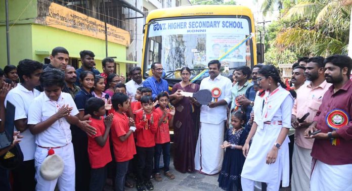 കോന്നി ഗവ ഹയർ സെക്കൻഡറി സ്കൂളിന് അനുവദിച്ച ബസ് അഡ്വ. കെ യു ജനീഷ് കുമാർ എം എൽ എ കൈമാറി കോന്നി ഗവ ഹയർ സെക്കൻഡറി സ്കൂളിന് അനുവദിച്ച ബസ് അഡ്വ. കെ യു ജനീഷ് കുമാർ എം എൽ എ കൈമാറി