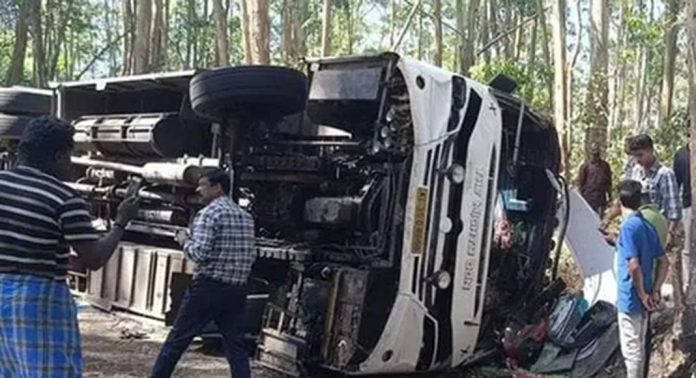 മൂന്നാര് മാട്ടുപ്പെട്ടിയില് ടൂറിസ്റ്റ് ബസ് മറിഞ്ഞ് വിദ്യാര്ഥികള് മരിച്ച സംഭവം ; ബസ് ഡ്രൈവര്ക്കെതിരെ കേസെടുത്തു മൂന്നാര് മാട്ടുപ്പെട്ടിയില് ടൂറിസ്റ്റ് ബസ് മറിഞ്ഞ് വിദ്യാര്ഥികള് മരിച്ച സംഭവം ; ബസ് ഡ്രൈവര്ക്കെതിരെ കേസെടുത്തു