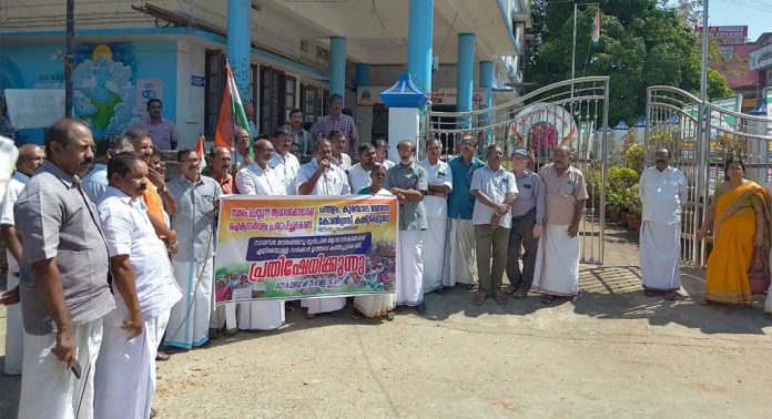 ആശാവർക്കർമാർക്ക് ഐക്യദാർഢ്യം പ്രഖ്യാപിച്ചുകൊണ്ട് കോൺഗ്രസ് പ്രതിഷേധ പ്രകടനം നടത്തി ആശാവർക്കർമാർക്ക് ഐക്യദാർഢ്യം പ്രഖ്യാപിച്ചുകൊണ്ട് കോൺഗ്രസ് പ്രതിഷേധ പ്രകടനം നടത്തി