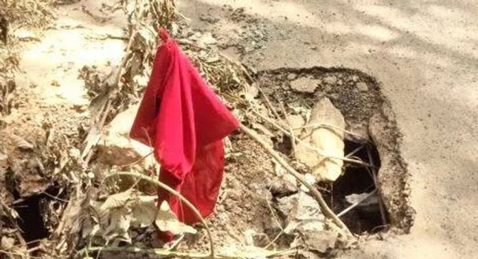 മഞ്ഞക്കുന്ന്- ഇളം ശൂരനാട് റോഡിലെ കലുങ്ക് തകര്ന്നു ; അപകടഭീതിയില് യാത്രക്കാര് മഞ്ഞക്കുന്ന്- ഇളം ശൂരനാട് റോഡിലെ കലുങ്ക് തകര്ന്നു ; അപകടഭീതിയില് യാത്രക്കാര്