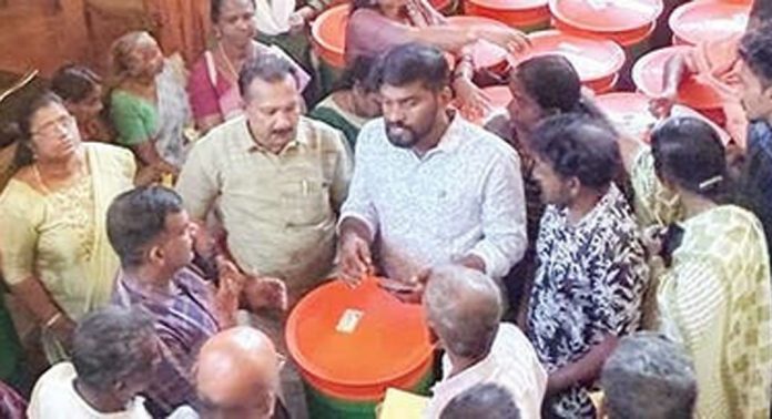 കവിയൂരിൽ ജൈവമാലിന്യ സംസ്കരണപദ്ധതിയുടെ ഭാഗമായി ബയോബിൻ വിതരണം ചെയ്തു കവിയൂരിൽ ജൈവമാലിന്യ സംസ്കരണപദ്ധതിയുടെ ഭാഗമായി ബയോബിൻ വിതരണം ചെയ്തു