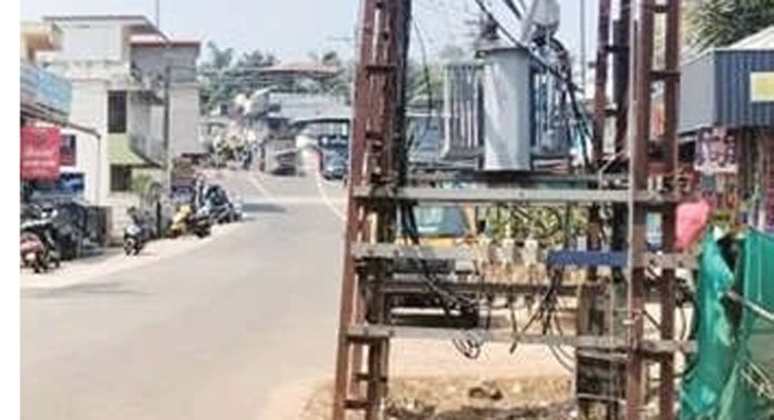 അപകടഭീഷണിയായി കലഞ്ഞൂർ ജംഗ്ഷനിലെ ട്രാൻസ്ഫോമര് അപകടഭീഷണിയായി കലഞ്ഞൂർ ജംഗ്ഷനിലെ ട്രാൻസ്ഫോമര്