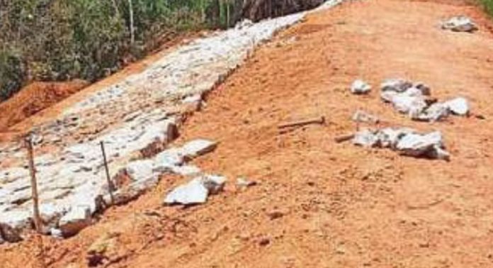 കെ.ഐ.പി. കനാൽ തകർന്നതു നന്നാക്കിയില്ല ; കുടിവെള്ളമില്ലാതെ വലഞ്ഞ് ജനങ്ങള് കെ.ഐ.പി. കനാൽ തകർന്നതു നന്നാക്കിയില്ല ; കുടിവെള്ളമില്ലാതെ വലഞ്ഞ് ജനങ്ങള്