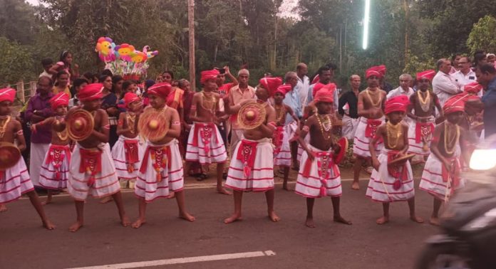 കാഴ്ചയുടെ പൂരവുമായി കോട്ടാങ്ങൽ കരയുടെ മഹാഘോഷയാത്രയും വേലയും വിളക്കും കാഴ്ചയുടെ പൂരവുമായി കോട്ടാങ്ങൽ കരയുടെ മഹാഘോഷയാത്രയും വേലയും വിളക്കും