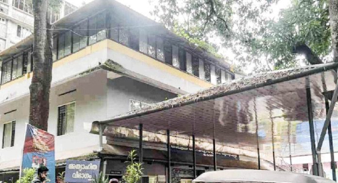 കോന്നി താലൂക്ക് ആശുപത്രിയിൽ കുടിവെള്ളം ഇല്ല ; വലഞ്ഞ് രോഗികളും കൂട്ടിരിപ്പുകാരും കോന്നി താലൂക്ക് ആശുപത്രിയിൽ കുടിവെള്ളം ഇല്ല ; വലഞ്ഞ് രോഗികളും കൂട്ടിരിപ്പുകാരും