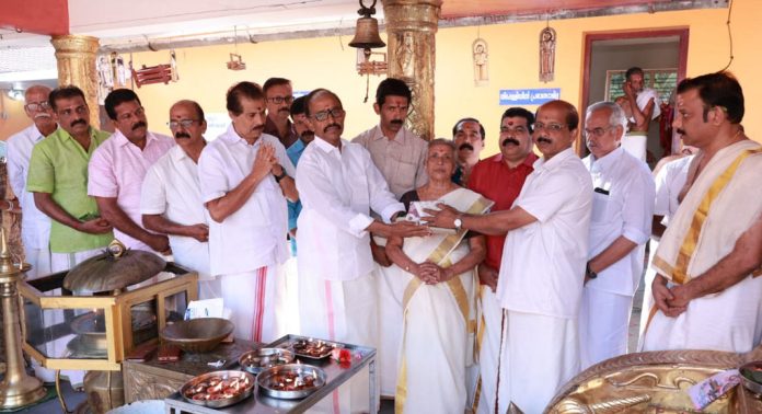 കോന്നി മഠത്തിൽകാവ് ഭഗവതി ക്ഷേത്രത്തിലെ നവചണ്ഡികാഹോമത്തിന്റെ കൂപ്പൺ വിതരണോദ്ഘാടനം നടന്നു കോന്നി മഠത്തിൽകാവ് ഭഗവതി ക്ഷേത്രത്തിലെ നവചണ്ഡികാഹോമത്തിന്റെ കൂപ്പൺ വിതരണോദ്ഘാടനം നടന്നു