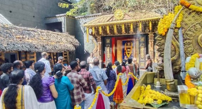 കോന്നി കല്ലേലികാവിൽ 999 സ്വർണ്ണ മലക്കൊടി ദർശനം നടന്നു കോന്നി കല്ലേലികാവിൽ 999 സ്വർണ്ണ മലക്കൊടി ദർശനം നടന്നു