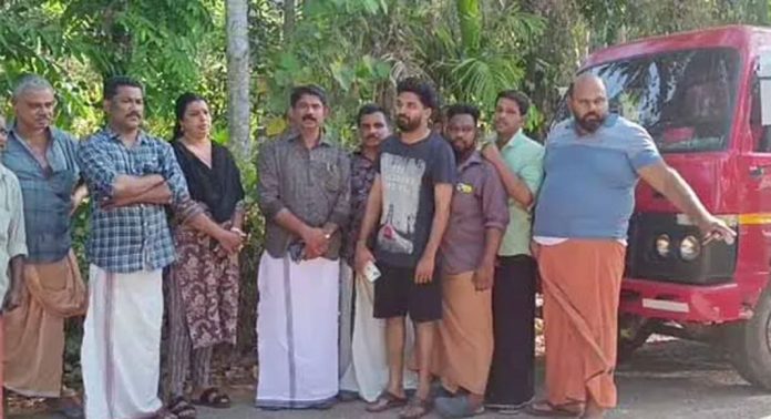 പത്തനംതിട്ട ജില്ലയിലെ ശുചിമുറി മാലിന്യം കൊല്ലം ജില്ലയിലെ ശുദ്ധജലസംഭരണിയില് തള്ളി ; കൈയ്യോടെ പൊക്കി നാട്ടുകാര് പത്തനംതിട്ട ജില്ലയിലെ ശുചിമുറി മാലിന്യം കൊല്ലം ജില്ലയിലെ ശുദ്ധജലസംഭരണിയില് തള്ളി ; കൈയ്യോടെ പൊക്കി നാട്ടുകാര്