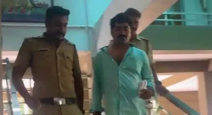 അനധികൃത വിദേശമദ്യ വില്പ്പന ; ആറന്മുള സ്വദേശി പോലീസ് പിടിയില് അനധികൃത വിദേശമദ്യ വില്പ്പന ; ആറന്മുള സ്വദേശി പോലീസ് പിടിയില്