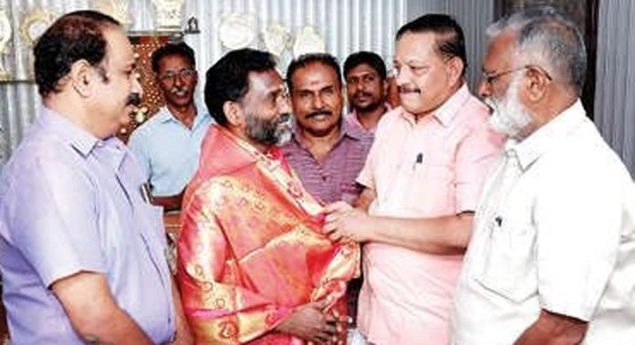 ആറന്മുളക്കണ്ണാടി നിർമാണമേഖലയിൽ ചരിത്രത്തിലാദ്യമായി സംസ്ഥാനസർക്കാരിന്റെ കരകൗശല അവാർഡ് നേടിയയാളെ അനുമോദിച്ചു ആറന്മുളക്കണ്ണാടി നിർമാണമേഖലയിൽ ചരിത്രത്തിലാദ്യമായി സംസ്ഥാനസർക്കാരിന്റെ കരകൗശല അവാർഡ് നേടിയയാളെ അനുമോദിച്ചു