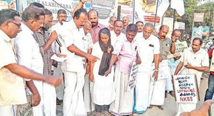 നെൽക്കർഷക സംരക്ഷണ സമിതിയുടെ ആഭിമുഖ്യത്തിൽ ബജറ്റ് പകർപ്പ് കത്തിച്ച് പ്രതിഷേധിച്ചു നെൽക്കർഷക സംരക്ഷണ സമിതിയുടെ ആഭിമുഖ്യത്തിൽ ബജറ്റ് പകർപ്പ് കത്തിച്ച് പ്രതിഷേധിച്ചു