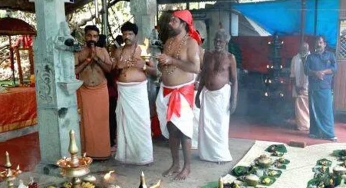 മലയാലപ്പുഴ ശ്രീകണ്ഠേശ്വരി മുഹൂർത്തി കാവിൽ വിശേഷാൽ വെള്ളംകുടി പൂജ നടത്തി മലയാലപ്പുഴ ശ്രീകണ്ഠേശ്വരി മുഹൂർത്തി കാവിൽ വിശേഷാൽ വെള്ളംകുടി പൂജ നടത്തി