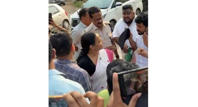 റാന്നിയിൽ കരിങ്കൊടി പ്രതിഷേധം നടത്താനെത്തിയ യൂത്ത് കോണ്ഗ്രസ് പ്രവര്ത്തകര്ക്കിടയിലേക്കിറങ്ങി സംസാരിച്ച് ആരോഗ്യ മന്ത്രി വീണ ജോര്ജ് റാന്നിയിൽ കരിങ്കൊടി പ്രതിഷേധം നടത്താനെത്തിയ യൂത്ത് കോണ്ഗ്രസ് പ്രവര്ത്തകര്ക്കിടയിലേക്കിറങ്ങി സംസാരിച്ച് ആരോഗ്യ മന്ത്രി വീണ ജോര്ജ്