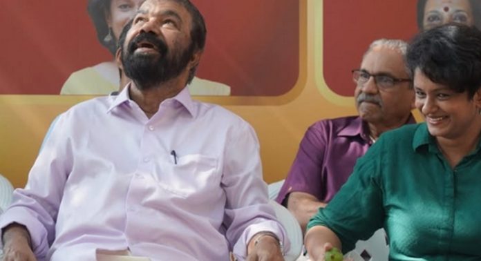 പരിപാടിക്കിടെ മന്ത്രി ശിവന് കുട്ടിയുടെ ദേഹത്തേക്ക് കണ്ണിമാങ്ങ വീണു, മന്ത്രി അത് കളക്ടർക്ക് കൈമാറി, ചിത്രമെടുത്ത ഫോട്ടോഗ്രാഫര്ക്ക് അഭിനന്ദനം പരിപാടിക്കിടെ മന്ത്രി ശിവന് കുട്ടിയുടെ ദേഹത്തേക്ക് കണ്ണിമാങ്ങ വീണു, മന്ത്രി അത് കളക്ടർക്ക് കൈമാറി, ചിത്രമെടുത്ത ഫോട്ടോഗ്രാഫര്ക്ക് അഭിനന്ദനം