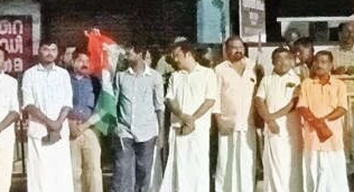 ആശ പ്രവർത്തകരുടെ രാപകൽ സമരത്തിന് പിന്തുണ പ്രഖ്യാപിച്ച് മുളക്കുഴയിൽ കോൺഗ്രസ് പ്രവർത്തകർ പ്രകടനം നടത്തി ആശ പ്രവർത്തകരുടെ രാപകൽ സമരത്തിന് പിന്തുണ പ്രഖ്യാപിച്ച് മുളക്കുഴയിൽ കോൺഗ്രസ് പ്രവർത്തകർ പ്രകടനം നടത്തി