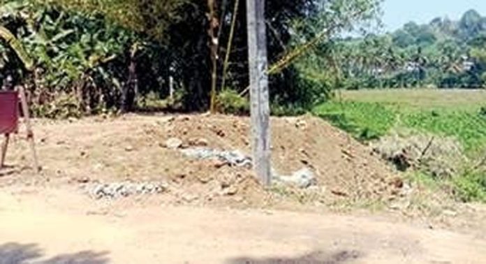 നാരങ്ങാനം പഞ്ചായത്തിലെ പുന്നോൺ പാടശേഖരം അനധികൃതമായി മണ്ണിട്ട് നികത്തുന്നതായി പരാതി നാരങ്ങാനം പഞ്ചായത്തിലെ പുന്നോൺ പാടശേഖരം അനധികൃതമായി മണ്ണിട്ട് നികത്തുന്നതായി പരാതി