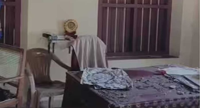അമ്പലപ്പുഴയിൽ ലേബർ ഓഫീസ് കെട്ടിടത്തിന്റെ മേൽക്കൂരയുടെ ഒരു ഭാഗം തകർന്നുവീണ് ലേബർ ഓഫീസർക്ക് പരിക്ക് അമ്പലപ്പുഴയിൽ ലേബർ ഓഫീസ് കെട്ടിടത്തിന്റെ മേൽക്കൂരയുടെ ഒരു ഭാഗം തകർന്നുവീണ് ലേബർ ഓഫീസർക്ക് പരിക്ക്