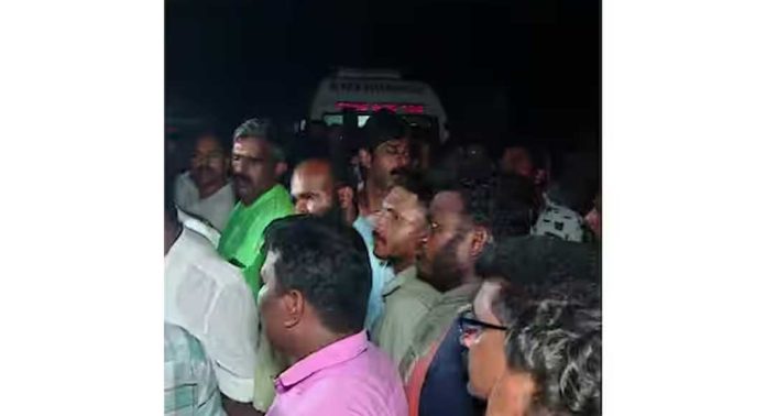 ആറളത്ത് മൃതദേഹവുമായെത്തിയ ആംബുലൻസ് തടഞ്ഞ് നാട്ടുകാരുടെ പ്രതിഷേധം ആറളത്ത് മൃതദേഹവുമായെത്തിയ ആംബുലൻസ് തടഞ്ഞ് നാട്ടുകാരുടെ പ്രതിഷേധം