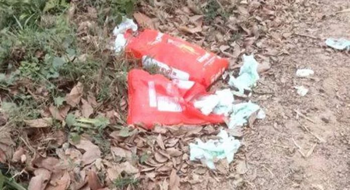 ഈട്ടിമൂട് -കൈതപ്പറമ്പ് റോഡിൽ മാലിന്യങ്ങൾ വലിച്ചെറിയുന്നതായി പരാതി ഈട്ടിമൂട് -കൈതപ്പറമ്പ് റോഡിൽ മാലിന്യങ്ങൾ വലിച്ചെറിയുന്നതായി പരാതി