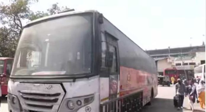 പുനെയില് ബസ് സ്റ്റാന്റില് നിര്ത്തിയിട്ടിരുന്ന ബസില് വെച്ച് 26 കാരിയെ അജ്ഞാതന് ബലാത്സംഗം ചെയ്തു പുനെയില് ബസ് സ്റ്റാന്റില് നിര്ത്തിയിട്ടിരുന്ന ബസില് വെച്ച് 26 കാരിയെ അജ്ഞാതന് ബലാത്സംഗം ചെയ്തു